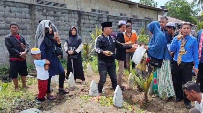 Suasana pemakaman Sri Mulyani, jenazah yang ditemukan di Sajingan Besar, Kabupaten Sambas, Senin 31 Juli 2023 di pemakaman Jalan Karet Pontianak Barat,Kalimantan Barat. Sri Mulyani diduga menjadi korban pembunuhan oknum TNI AD Prada Y yang juga mantan tunangannya.