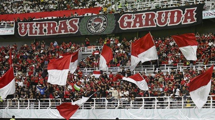 Suporter Indonesia mengibarkan bendera nasional pada pertandingan Grup A Piala Dunia U-17 FIFA Indonesia 2023 antara Indonesia dan Ekuador di Stadion Gelora Bung Tomo Surabaya pada 10 November 2023. Cek 3 tim dengan paling banyak kebobolan dalam artikel ini