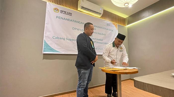 MENANDATANGANI - Susanto Ketua DPW LDII Kalbar didampingi Beni Harisman Branch Manager BSI KCP Pontianak Diponegoro menandatangi Mou perjanjian kerjasama BSI Area Pontianak dan DPW LDII Kalbar di Ruangan VIP Haruna Cafe Jalan Perdana, Rabu (16/7). (TRIBUNPONTIANAK.CO.ID/MIRNA)