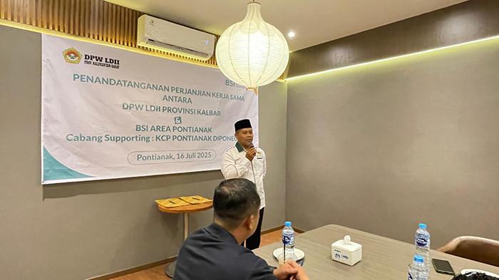 KATA SAMBUTAN - Susanto Ketua DPW LDII Kalbar memberikan kata sambutan dalam acara penandatangan Mou perjanjian kerjasama BSI Area Pontianak dan DPW LDII Kalbar.