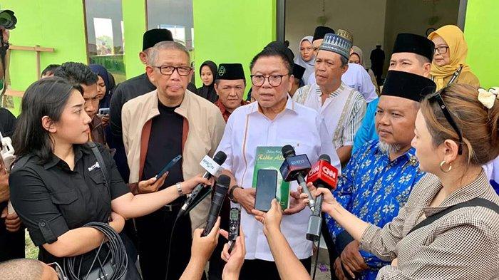 Sutarmidji bersama tokoh nasional asal Kalbar Oso memberikan keterangan kepada awak media usai meninjau Pondok Pesantren Dar Adz Dzakirin di Kecamatan Tekarang, Kabupaten Sambas.