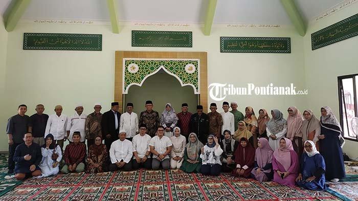 Foto bersama Gubernur Kalimantan Barat, Sutarmidji usai meresmikan Musala Al Mizan milik Fakultas Hukum Universitas Tanjungpura (Untan), Minggu, 3 September 2023.