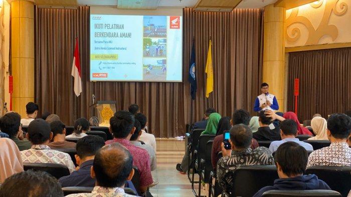 Ratusan mahasiswa dari 29 perguruan tinggi di berbagai provinsi Indonesia berinteraksi secara aktif dan seru dalam kegiatan seminar keselamatan berkendara dengan tema “Slow Down, Life Up” sepanjang bulan September 2024.
