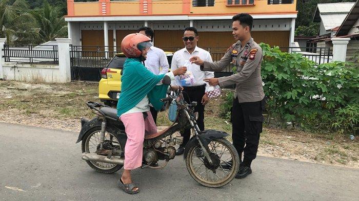 BAGI TAKJIL - Polres Kayong Utara kembali melaksanakan kegiatan sosial yang penuh berkah, dengan berbagi takjil kepada warga, Senin 10 Maret 2025. Takjil yang dibagikan berupa makanan dan minuman ringan, disiapkan dengan penuh perhatian untuk berbuka puasa