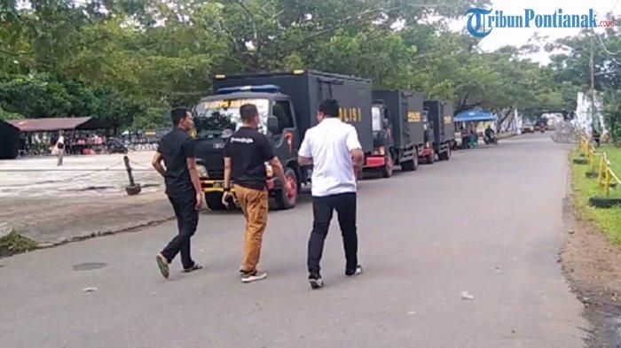 Tampak sejumlah kendaraan polisi terparkir disekitar Auditoriun Universitas Tanjungpura Pontianak, Kalimantan Barat, Senin 27 November 2023.
