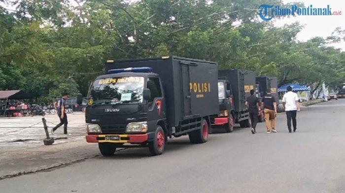 Tampak sejumlah kendaraan polisi terparkir disekitar Auditoriun Universitas Tanjungpura (Untan) Pontianak, Kalimantan Barat, Senin 27 November 2023.