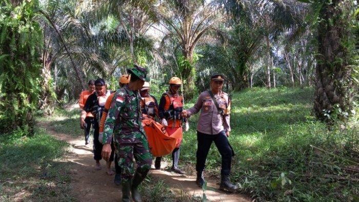 Tampak tim SAR gabungan membawa sebuah kantong jenazah berisikan korban yang berhasil ditemukan setelah tenggelam di Sungai Samalantan, Desa Bukit Seraya, Kecamatan Samalantan, Kabupaten Bengkayang, Kalimantan Barat, Senin 29 Januari 2024 kemarin.