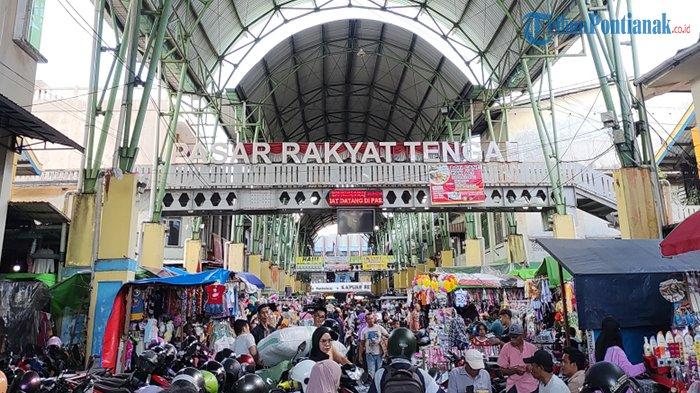 Suasana transaksi jual beli di Pasar Tengah Kota Pontianak yang mulai kebanjiran pembeli jelang Lebaran 2024, Selasa 2 April 2024.