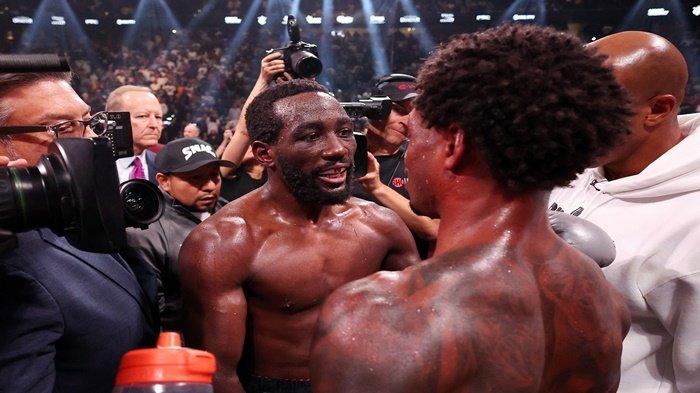Terence Crawford berbicara kepada Errol Spence Jr. setelah mengalahkannya dalam pertandingan Kejuaraan Kelas Welter Dunia di T-Mobile Arena pada 29 Juli 2023 di Las Vegas, Nevada. Crawford gelar karpet untuk Gervonta Davis