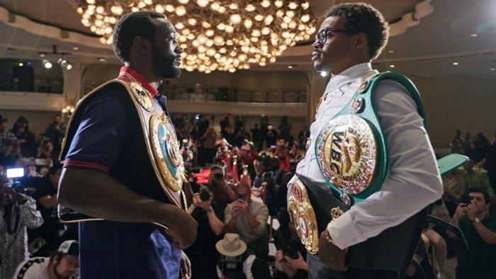 Terence Crawford (kiri) dan Errol Spence Jr (kanan) saat memamerkan sabuk juara miliknya untuk bersiap duel pada 29 Juli 2023