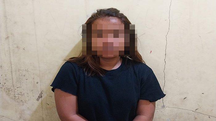 Tersangka pencurian perhiasan majikannya yang diamankan Polsek Pontianak Selatan.