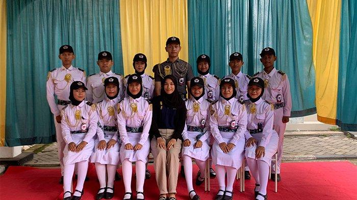 Tim Paskibra SMK SMTI Pontianak akhirnya berlaga menampilkan kecakapan baris berbaris di hadapan dewan juri penyelenggara lomba, Pembaris Khatulistiwa, di lapangan Kantor Bupati Kubu Raya, Minggu 29 Oktober 2023.