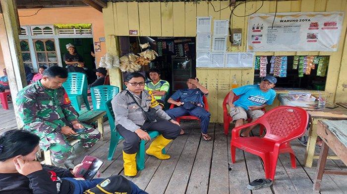 Tim SAR Gabungan melakukan koordinasi bersama warga terkait dengan upaya pencarian warga yang dilaporkan tenggelam di Sungai Kapuas