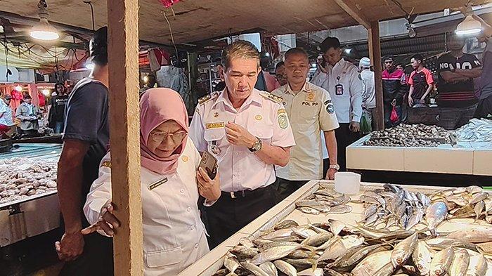 Tim Satgas Pangan Kota Pontianak menggelar inspeksi mendadak (sidak) di Pasar Flamboyan, Rabu 29 Mei 2024.