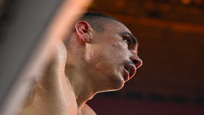 Petinju Australia Tim Tszyu bereaksi setelah melakukan pukulan telak kepada petinju AS Tony Harrison selama pertarungan gelar dunia kelas welter super WBO mereka di Qudos Bank Arena di Sydney pada 12 Maret 2023. Tim Tszyu berpeluang diangkat penuh menjadi juara WBO