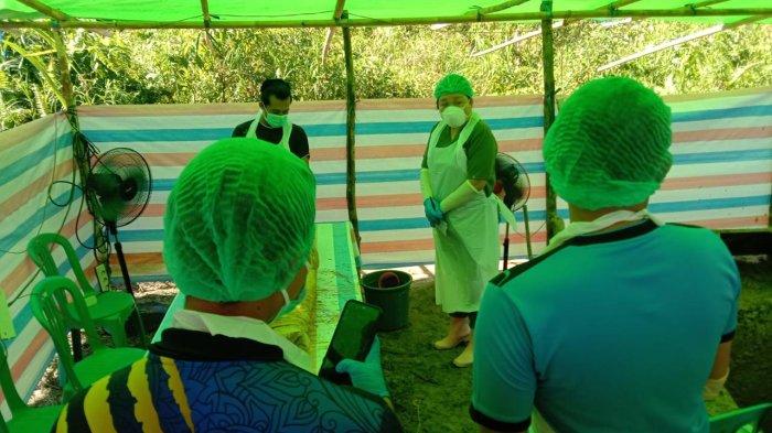 Tim forensik Polda Kalbar bersama anggota Polres Kapuas Hulu, saat melakukan autopsi mayat korban, di pemakaman umum, Dusun Sengkalu, Desa Pengkadan Hilir, Kecamatan Pengkadan, Jumat 19 April 2024.