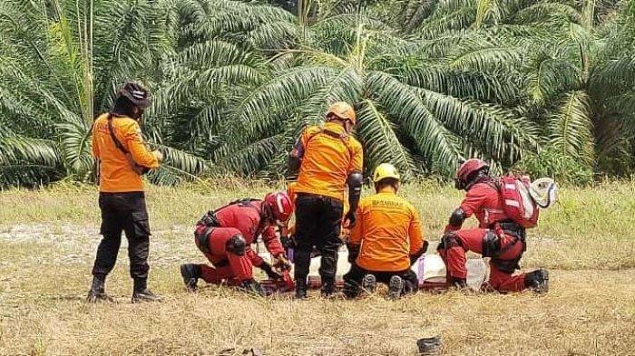 Tim gabungan Basarnas dan RSC Kuching saat mengevakuasi korban dari pesawat Carter yang lost Contacts dari Pontianak Menuju Kuching.