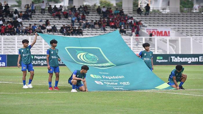 Bendera Pegadaian Liga 2 Indonesia 2023/2024 dikibarkan. Cek Format Liga 2 2024-2025 dalam artikel ini