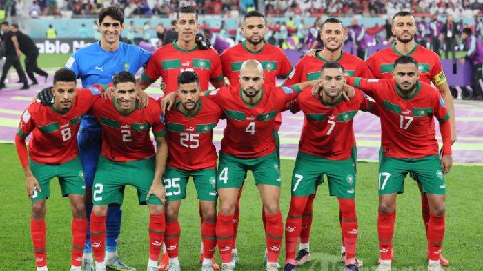 Para pemain Timnas Maroko berpose untuk foto tim dalam laga sepak bola perempat final Piala Dunia Qatar 2022 antara Maroko melawan Portugal di Stadion Al-Thumama, di Doha, Qatar, Sabtu 10 Desember 2022. Maroko gagal ke 8 besar Piala Afrika 2024