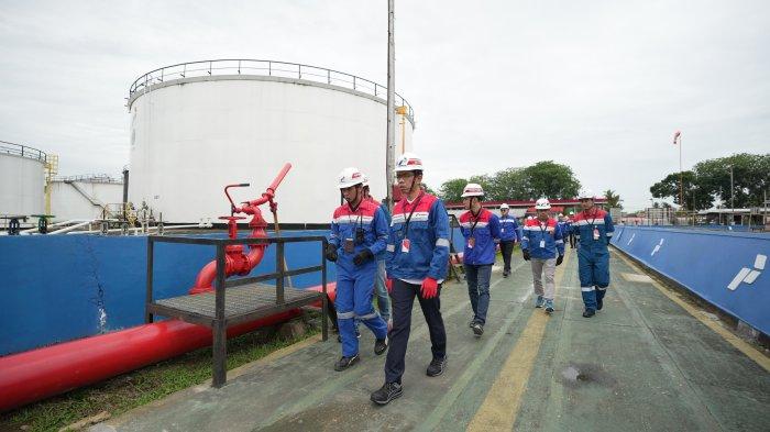 Direktur Perencanaan dan Pengembangan Bisinis PT Pertamina Patra Niaga, Harsono Budi Santoso didampingi Executive General Manager (EGM), Alexander Susilo meninjau kesiapan dan layanan Satuan Tugas (Satgas) BBM dan LPG Natal 2024 dan Tahun Baru 2025 (Nataru) di Integrated Terminal (IT) Pontianak, Aviation Fuel Terminal (AFT) Supadio, SPBU 64.783.14 (SPBU Kodam) dan Pangkalan LPG 3 Kg Tusiman, Pontianak Kalimantan Barat (Kalbar), Jumat 27 Desember 2024.