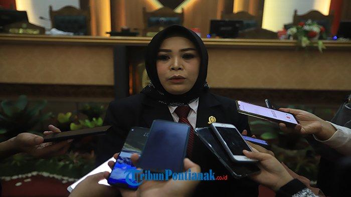 Wakil Ketua DPRD Kalbar, Yuliana, saat diwawancarai wartawan pasca rapat paripurna pengambilan sumpah/janji pengangkatan jabatan Wakil Ketua DPRD Provinsi Kalimantan Barat sisa masa Jabatan 2019-2024. Senin, 31 Oktober 2022.