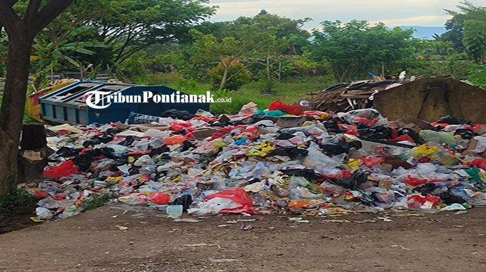 Tumpahkan sampah di TPA Jalan Penjara Kecamatan Putussibau Selatan, hingga saat ini belum diurus oleh Dinas terkait di Pemerintah Daerah Kapuas Hulu, Selasa 16 April 2024.