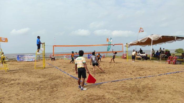 Turnamen Kejurda Junior dan open turnamen voli pantai se-Kalbar yang dilaksanakan di Pantai Usu Akok Sungai Jawi, Desa Sungai Jawi, Kecamatan Matan Hilir Selatan, Kabupaten Ketapang, Sabtu 14 Oktober 2023.
