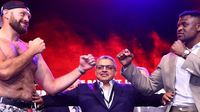 Tyson Fury (kiri) dan Francis Ngannou saat tatap muka jelang Tinju Dunia 10 ronde di Arab Saudi