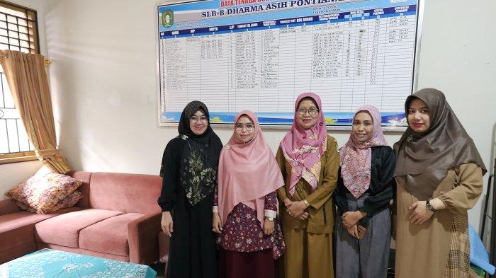 Dosen UM Pontianak beserta kepala sekolah dan guru SLB Dharma Asih Pontianak foto bersama saat survey kegiatan ujicoba aplikasi Bahasa inggris
