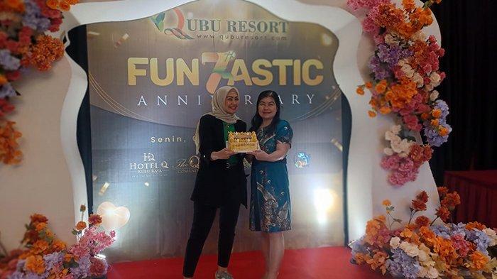 Corporate Operational Manager Qubu Resort Kubu Raya, Uray Henny Novita foto bersama GM Business Tribun Pontianak Julia Lorrains saat perayaan ulang tahun Qubu Resort, Senin 4 Desember 2023.