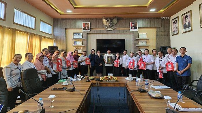 Wakil Bupati Kapuas Hulu, Wahyudi Hidayat, saat menerima langsung kunjungan kerja delegasi dari Hospital KPJ Sibu, Negara Malaysia, ke Pemerintah Daerah Kabupaten Kapuas Hulu, di Ruangan Rapat Bupati Kapuas Hulu, Rabu 8 Mei 2024.