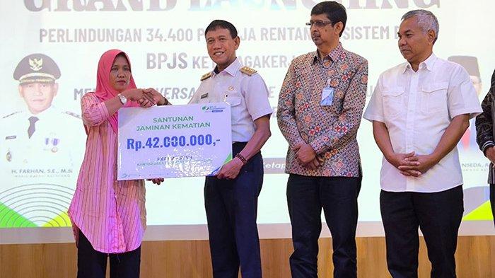 Wakil Bupati Ketapang, Farhan saat menyerahkan santunan JKM dari BPJS Ketenagakerjaan kepada penerima manfaat.