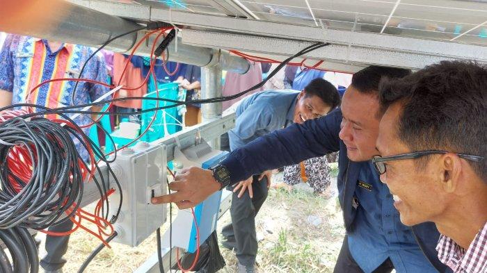 Wakil Bupati Sambas Fahrur Rofi menghadiri demo alat pompa pengairan tenaga surya pertanian embung di Desa Tebas Sungai, Kecamatan Tebas, Kabupaten Sambas, Sabtu 10 Juni 2023.
