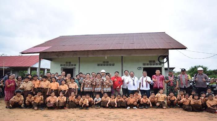 Wakil Bupati Sintang, Melkianus bersama dengan Kepala Dinas Pendidikan dan Kebudayaan Kabupaten Sintang, Yustinus melaunching pembukaan Sekolah Dasar Kelas Jauh SDN 14 Empaci di Desa Terusan, Kecamatan Dedai, Sabtu kemarin.
