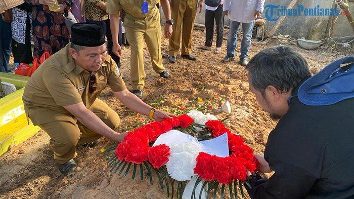 Wakil Bupati Sintang, Melkianus meletakan karangan bunga di atas makam Ade Kartawidjaja. Pemerintah Kabupaten Sintang, Kalimantan Barat, menyampaikan duka cita mendalam atas meninggalnya Ade Kartawidjaja, Mantan Wakil Bupati Sintang, Periode 2000-2005 di RSUD Ade M Djoen Sintang, pada Senin 6 November 2023 pagi.
