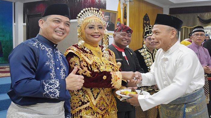 Wakil Gubernur Kalbar Ria Norsan ketika menghadiri acara syukuran dan ramah tamah peringatan Hari Jadi Kabupaten Mempawah ke-64 di Aula Balairung Setia Kantor Bupati Mempawah, Selasa 4 Juli 2023.