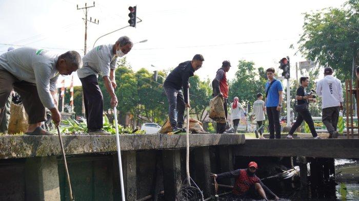 Wali Kota Pontianak Edi Kamtono berbaur bersama masyarakat gotong royong membersihkan parit di Sungai Bangkong, Jumat 4 Agustus 2023.