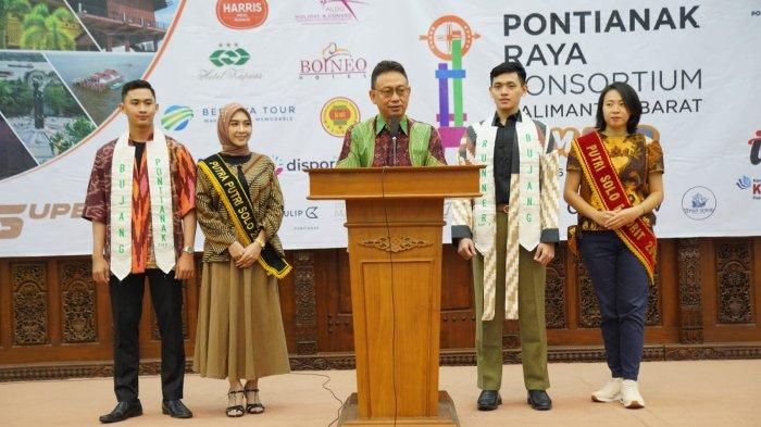 Wali Kota Pontianak Edi Kamtono memberikan sambutan di hadapan rombongan Pemerintah Kota Surakarta di Kediaman Dinas Wali Kota Pontianak, Selasa 26 September 2023.