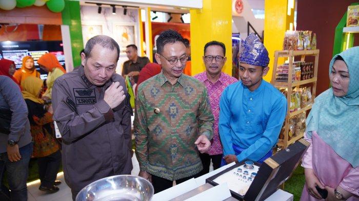 Wali Kota Pontianak Edi Kamtono meninjau stand-stand Pontianak Expo 2023 yang menampilkan berbagai produk unggulan di PCC, Kamis 12 Oktober 2023.
