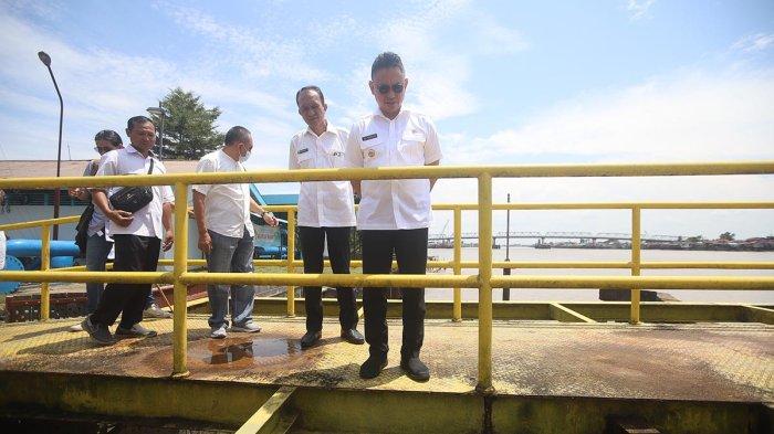 Wali Kota Pontianak, Edi Rusdi Kamtono melakukan peninjauan langsung di Lokasi Instalasi Pengolahan Air (IPA) 5, di Jalan Imam Bonjol, Komplek Perumda Air Minum Tirta Khatulistiwa Kota Pontianak, Rabu 2 Agustus 2023. Edi meminta warga Pontianak, Kalimantan Barat untuk hemat air bersih karena kondisi sungai kapuas yang mulai surut dan kadar garam yang mulai naik.