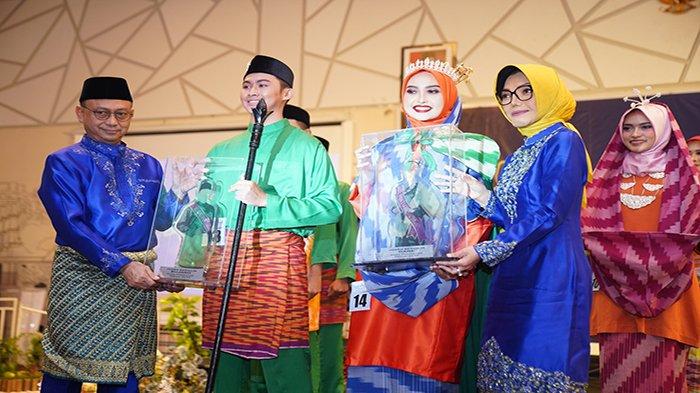 Wali Kota Pontianak Edi Rusdi Kamtono dan istri, Yanieta Arbiastutie menyerahkan trofi kepada Bujang Dare 2023.