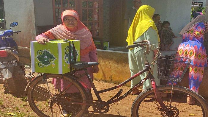 Warga Ketapang, penerima bantuan sambako dari PT WHW.