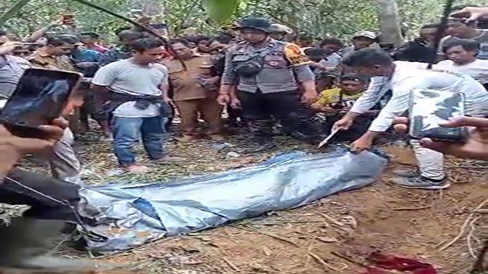 Warga dan pihak kepolisian saat berada di lokasi ditemukannya mayat di dalam hutan tidak jauh dari pinggiran Sungai Pawan, Desa Sungai Kelik, Ketapang.
