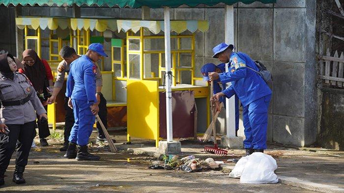 Aksi bersih-bersih sampah di Waterfront dalam rangka Peringatan Hari Peduli Sampah Nasional di Waterfront Jalan Barito, Kelurahan Benua Melayu Laut Kecamatan Pontianak Selatan, Jumat 23 Februari 2024.