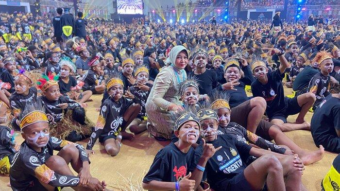 Pj Ketua TP PKK Kalbar Windy bersama anak-anak di Papua pada momen HAN ke-40.
