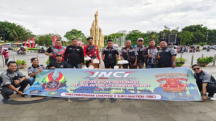 YNCI Pontianak Chapter membagi-bagikan takjil kepada para pengendara di lampu merah Bundaran Digulis Untan, Sabtu 30 Maret 2024 sore.