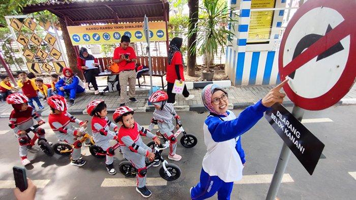 Yayasan Astra Honda Motor (AHM) mengembangkan model pengajaran keselamatan berkendara yang menyenangkan untuk anak usia dini bersama Taman Pintar dan para guru Pendidikan Anak Usia Dini (PAUD) di wilayah Yogyakarta.