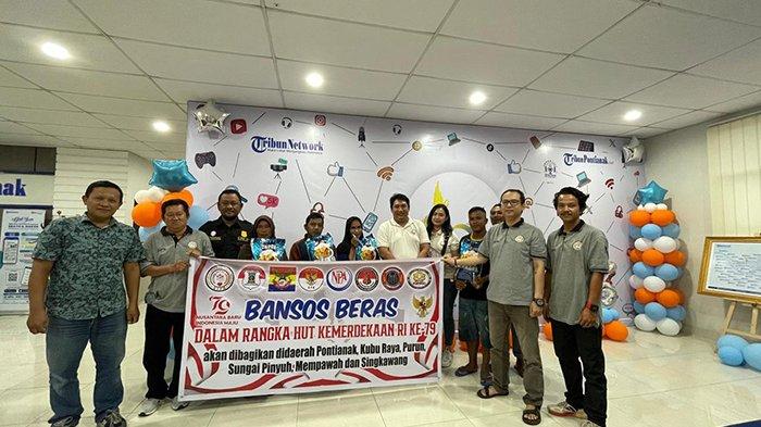 Yayasan Gerakan Generasi Peduli Bersama (G2PB) secara simbolis memberikan 78 karung beras kepada para pengasong, satpam dan OB Tribun Pontianak di Kantor Tribun Pontianak, Jalan Sungai Raya Dalam 24 A, Kecamatan Sungai Raya Kabupaten Kubu Raya, Jumat 16 Agustus 2024.