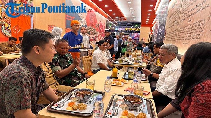 Bupati Kubu Raya Muda Mahendrawan saat melaunching Yoshinoya di Gaia Bumi Raya City pada Senin 11 Desember 2023 lalu.