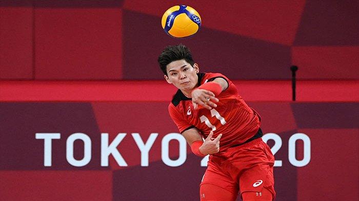 Yuji Nishida melakukan servis di babak penyisihan grup putra A pertandingan bola voli antara Jepang dan Iran selama Olimpiade Tokyo 2020 di Ariake Arena di Tokyo pada 1 Agustus 2021.
YURI CORTEZ / AFP